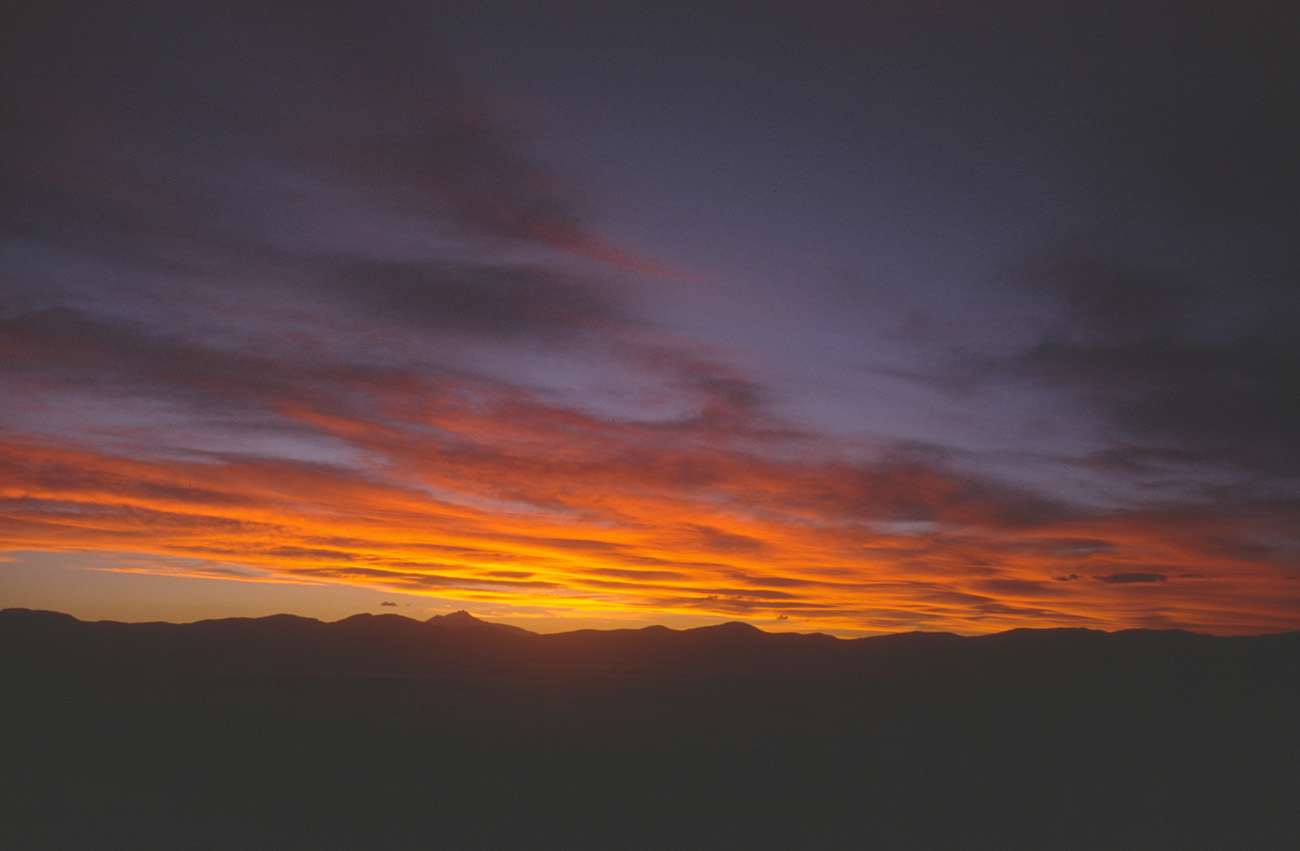 chi_4_02 nuages_soir.jpg - Nord et Est Uyuni	bord est du salar les nuages au crépuscule au-dessus des montagnes et du salar d'Uyuni